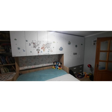 Mobilă pentru cameră copii în stil modern, cu design ergonomic, culori plăcute și spații de depozitare funcționale, realizată din materiale sigure și durabile